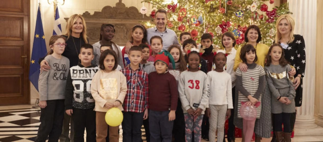 Ο Κυριάκος Μητσοτάκης στόλισε μαζί με παιδιά από την «Κιβωτό του Κόσμου» το χριστουγεννιάτικο δένδρο στο Μαξίμου (φώτο)